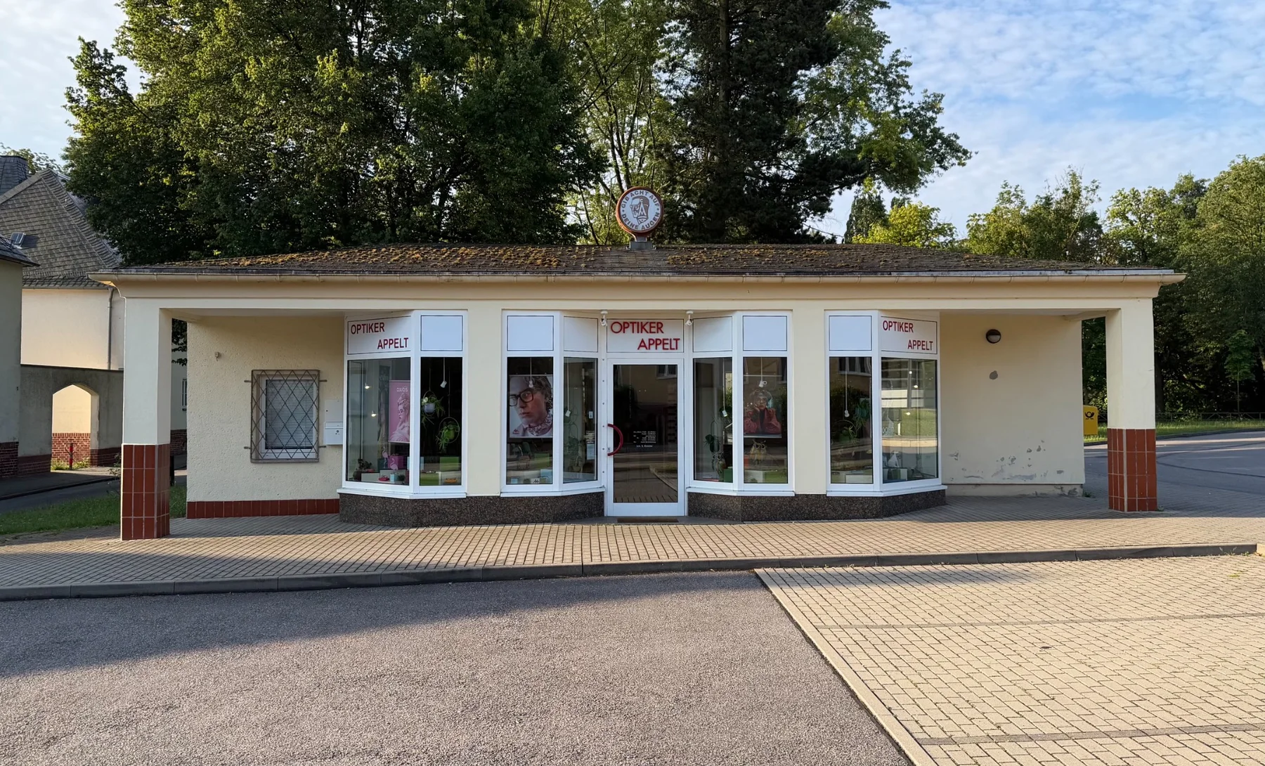 Außenansicht von Optiker Appelt am Anton-Günther-Platz in Hartmannsdorf