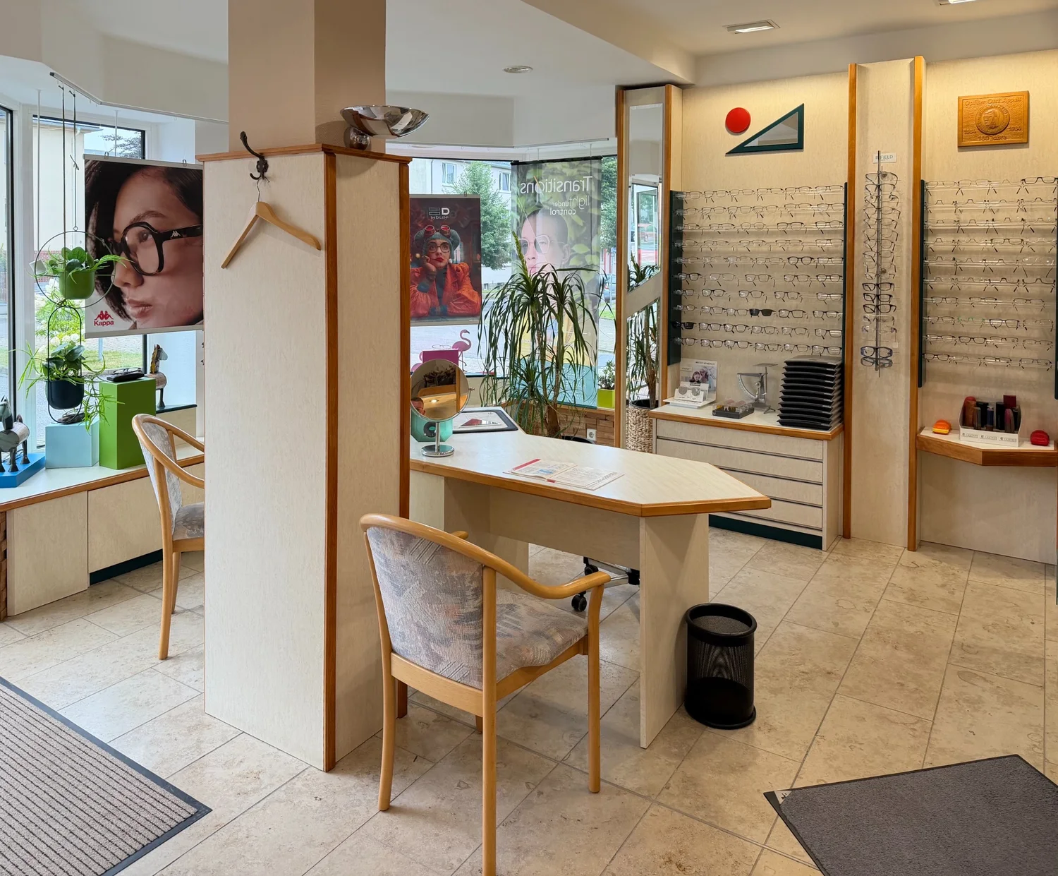 Heller Beratungsplatz und Brillenauswahl im Geschäft von Optiker Appelt