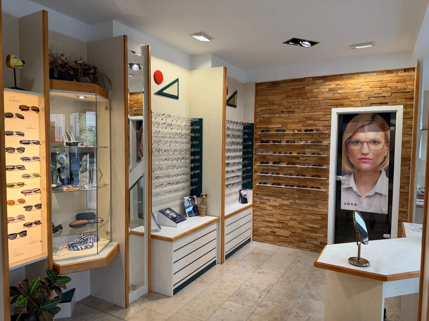 Brillenfassungen und Präsentationsflächen bei Optiker Appelt